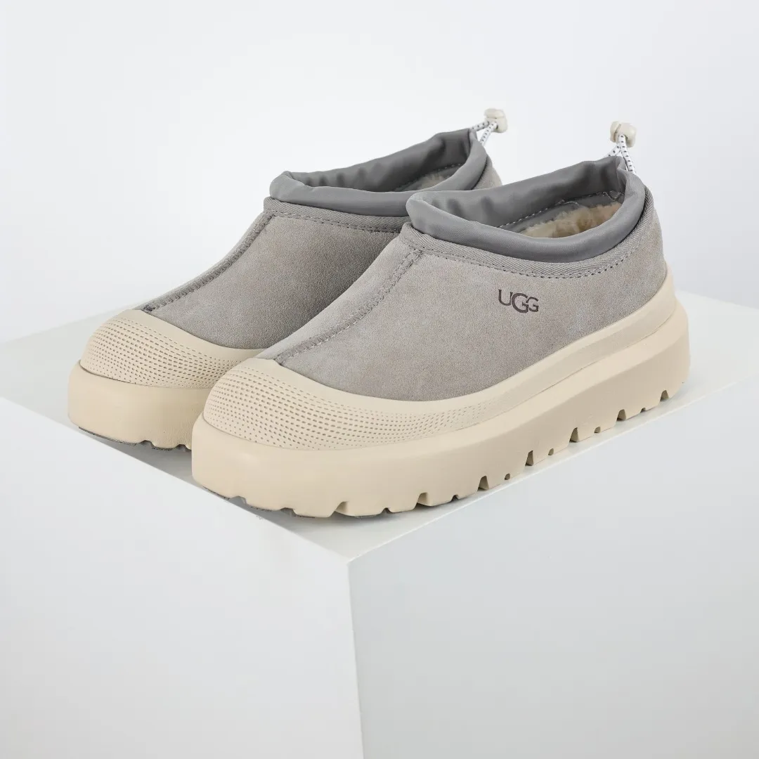 Pick up locally 💰620 Core recommendation Good price Cashmere insoles are a good choice for keeping warm in winter and at home. In the new year, uug launched a series of styles, which are partially geared towards the preferences of young consumers and are also at the forefront of fashion trends. Shoe body material Water-repellent coated suede upper 17mm UGGPURE™ implanted wool insole Lightweight non-slip comfortable rubber outsole With brand LOGO Trademark Comes with a full set of packaging Size: 40 41 42 43 44